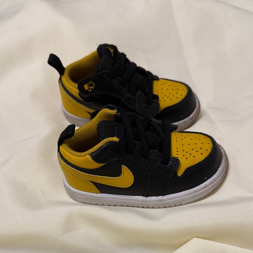 Nike Kids Black and Yellow Sneakers #840